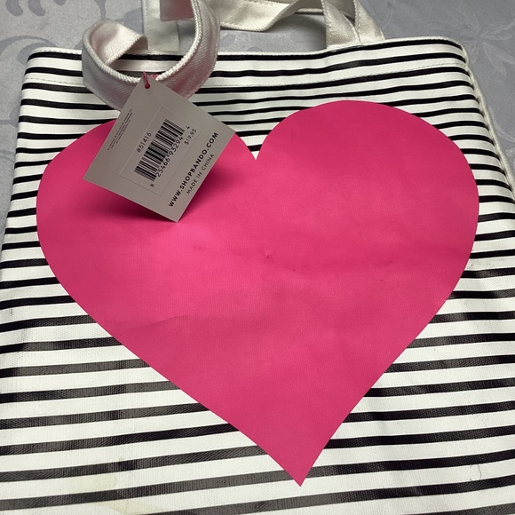 BETSY JOHNSON VIBES. PINK HEART BAG. 🩷🩷🩷🩷 - Picture 4 of 9